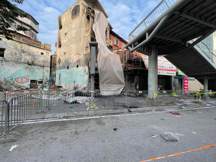 Ngôi nhà xảy ra vụ cháy này có 3 tầng, mặt trước đều được hàn chuồng cọp kiên cố. Ngôi nhà liền kề cũng được quây tôn kín khiến công tác cứu hộ cứu nạn gặp nhiều khó khăn. Ngoài ra, nhiều xe máy để gần hiện trường vụ cháy cũng đã bị thiêu rụi, còn trơ lại khung sắt.