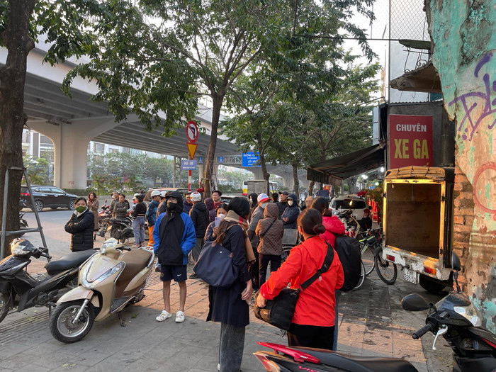 Sáng nay (19/12), nhiều người dân vẫn tụ tập ở hiện trường vụ cháy, xôn xao bàn tán về vụ việc kinh hoàng vừa xảy ra. 