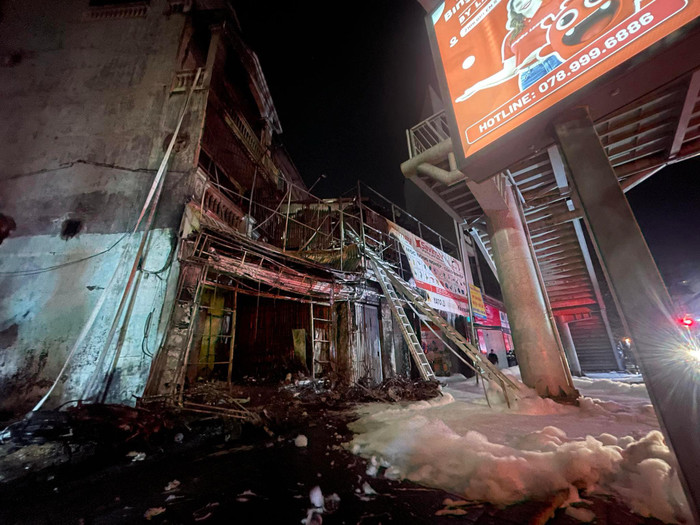 Khoảng 23h40 ngày 18/12, đám cháy được dập tắt.