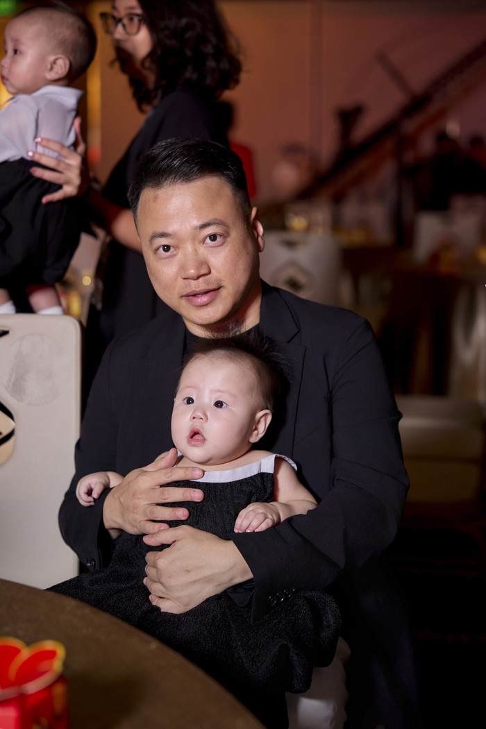 Ngoài công việc, Shark Bình dành thời gian phụ vợ chăm sóc các con. 