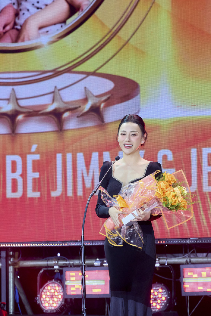 Phương Oanh và 2 con chiến thắng ở hạng mục 'Hot Mom/Dad & Kid”.