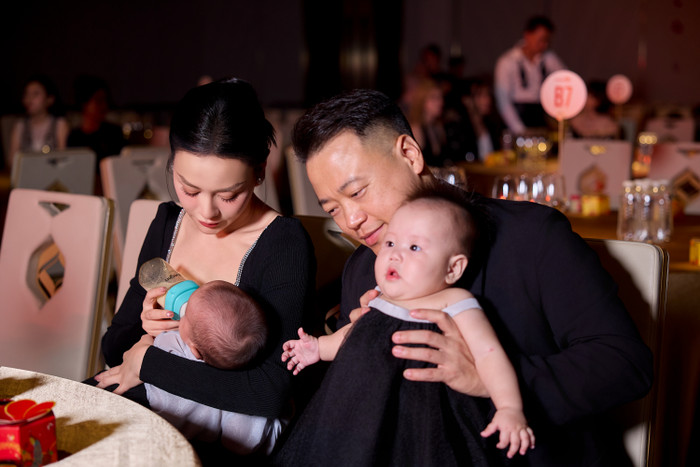 Nét đáng yêu của cặp song sinh Jimmy - Jenny khiến nhiều người yêu thích. 