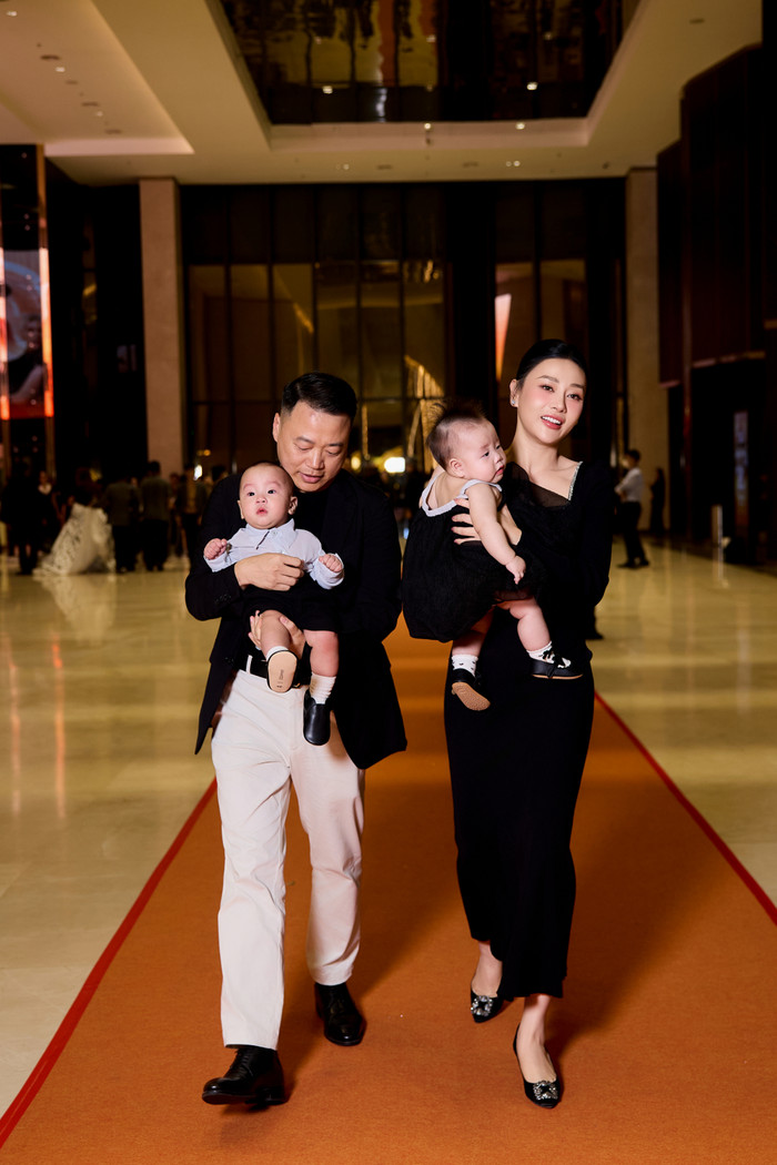 Vợ chồng Phương Oanh - Shark Bình cùng hai con 'Nam tiến', xuất hiện trên thảm đỏ của một lễ trao giải diễn ra ở TP HCM. 