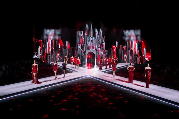 Tối 18/12, Vietnam Beauty Fashion Fest lần thứ 10 đã diễn ra tại TP.HCM quy tụ nhiều Hoa hậu, Á hậu, Nam vương cùng 60 thí sinh của Hoa hậu Quốc gia Việt Nam 2024 trình diễn 4 bộ sưu tập thời trang mới.