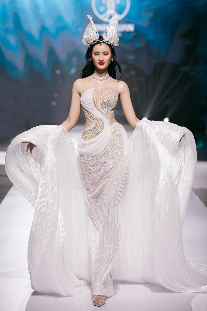 Hoa hậu Ý Nhi kết màn mãn nhãn cho bộ sưu tập thứ hai. Kỹ năng catwalk của người đẹp quê Bình Định được đánh giá có cải thiện rõ rệt so với lần biểu diễn trước.