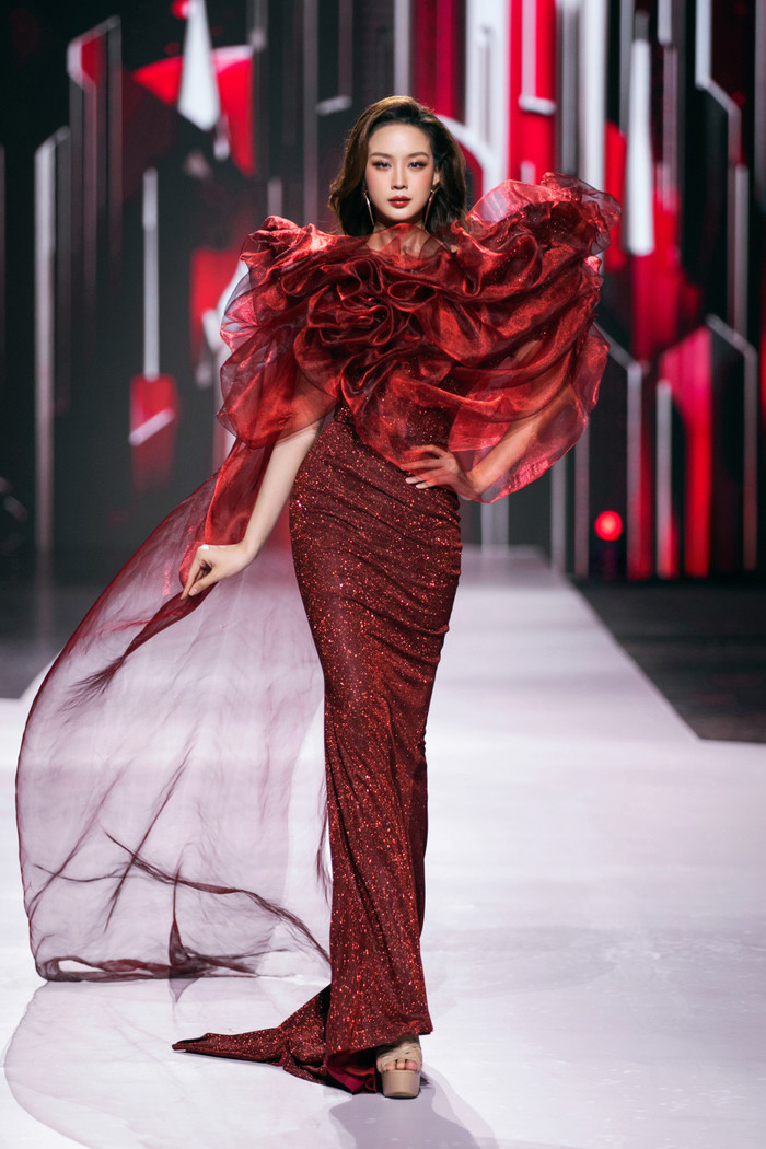 Người đóng vai trò vedette cho màn 1 là Hoa hậu Bảo Ngọc. Cô sải bước với thần thái quyền lực trong bộ cánh được dáng bó sát kết hợp vải voan tạo hình tay phồng. 