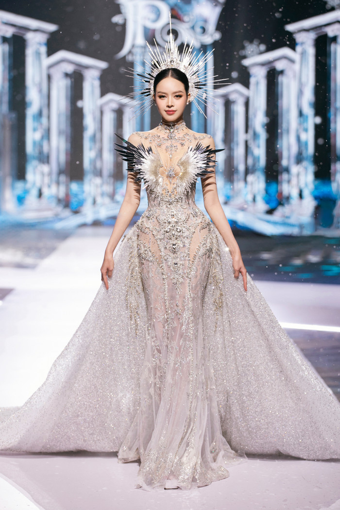 Khoảnh khắc đương kim Hoa hậu Quốc tế (Miss International 2024) Huỳnh Thị Thanh Thủy bước ra trong thiết kế ánh bạc lấp lánh cũng đã khép lại đêm hội thời trang đầy cảm xúc.