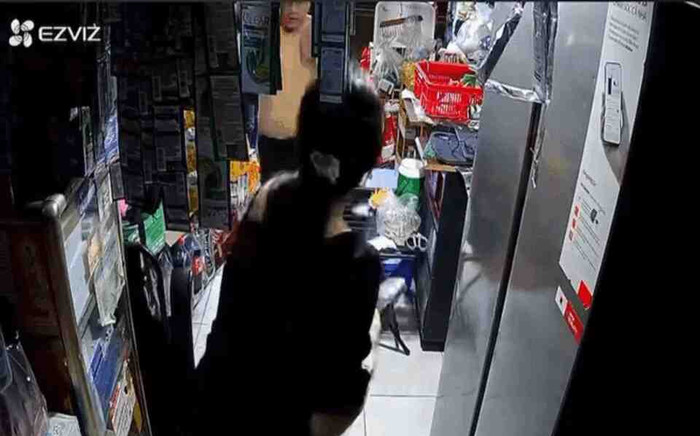 Phẫn nộ clip nữ chủ tiệm tạp hoá bị người đàn ông lao vào đánh dã man giữa đêm ở TP HCM Ảnh 2