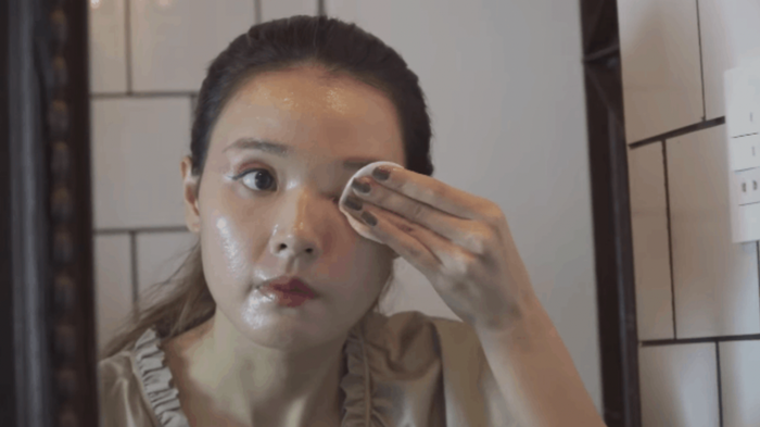 Midu dùng dầu dừa để tẩy trang. Phương pháp này giúp cô có được làn da mịn màng, trắng sáng. (Ảnh chụp màn hình)