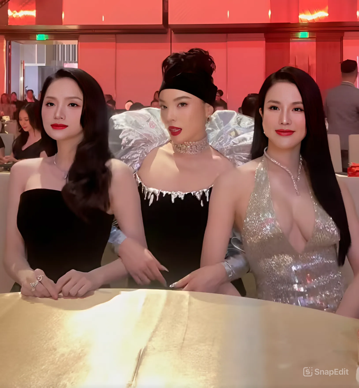 Dù không có danh hiệu Hoa hậu, Diệp Lâm Anh vẫn không hề lép vế về sắc vóc khi ngồi cạnh Kỳ Duyên và Hương Giang. 