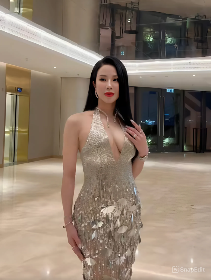 Mới đây, Diệp Lâm Anh xuất hiện tại một sự kiện diễn ra ở TP.HCM cùng nhiều nghệ sĩ khác. Mỹ nhân sinh năm 1989 diện thiết kế dạ hội màu bạc được làm từ chất liệu sequins cùng nhiều họa tiết cầu kỳ. Phần cổ yếm trễ nải giúp Diệp Lâm Anh khoe được hình thể táo bạo, đầy đặn ở tuổi 35. 