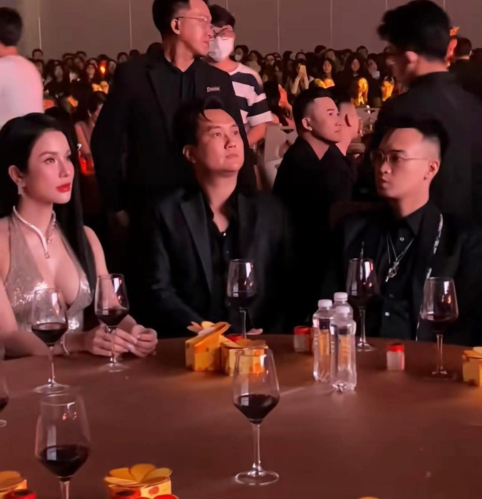 Tại sự kiện, Diệp Lâm Anh bất ngờ tái hợp với chồng cũ trên bàn tiệc. Ban đầu, thiếu gia Đức Phạm ngồi ở vị trí khác, sau đó anh đổi chỗ ngay gần cạnh vợ cũ khiến công chúng bàn tán. Nhiều khoảnh khắc cho thấy giữa Diệp Lâm Anh và chồng cũ vẫn trò chuyện bình thường, cặp đôi giữ mức quan hệ bạn bè, không có hiềm khích như nhiều tin đồn lan truyền trên mạng xã hội. 