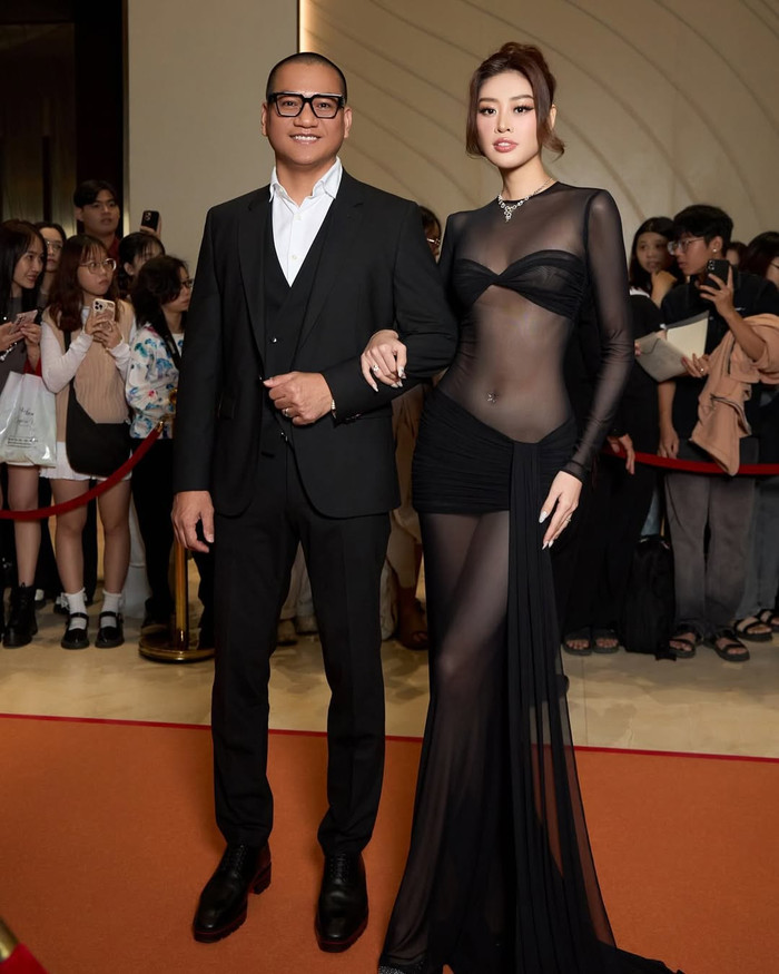 Hoa hậu Khánh Vân vô tư diện đồ xuyên thấu khi bên chồng. Ảnh FBNV