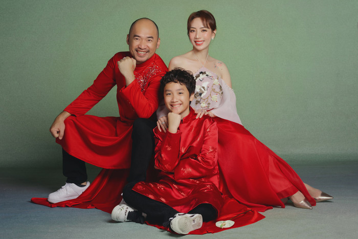 Thu Trang - Tiến Luật bên con trai đầu lòng.