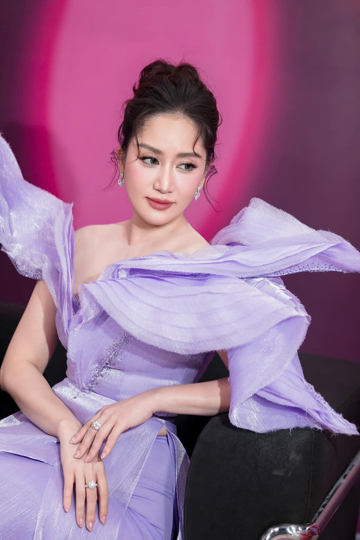 Showbiz 24h: Khánh Thi mong muốn sẽ tìm ra Quán quân tại chương trình Bước Nhảy Hoàn Vũ do khán giả bình chọn, ưu ái. Ảnh: FBNV