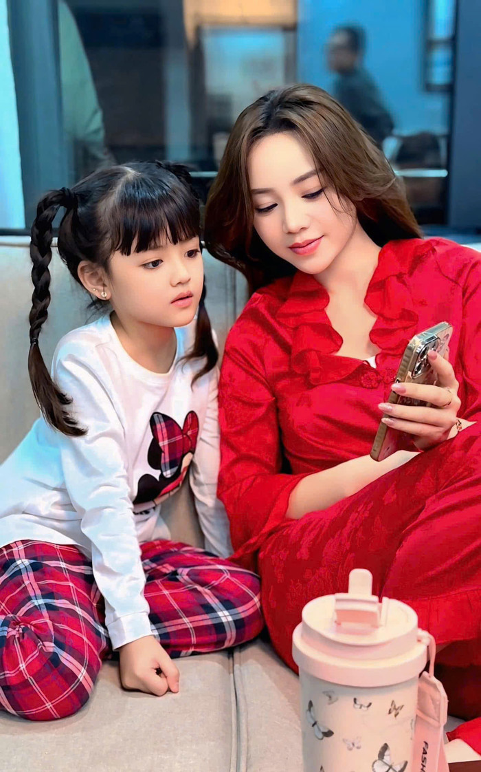 Ở ngoài, Cherry rất thân thiết với Quỳnh Kool, gọi nữ diễn viên bằng mẹ đầy yêu thương. Ảnh: FBNV
