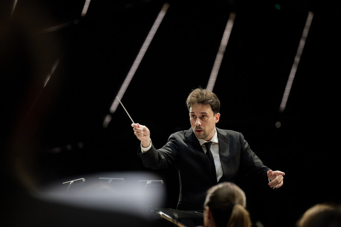 Nhạc trưởng tài năng Olivier Ochanine