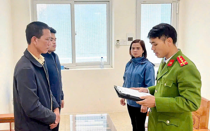 Khởi tố người chồng đập điện thoại vợ Ảnh 2