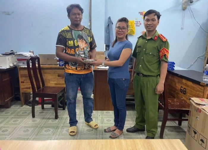 Tại buổi làm việc, anh Cường đã gửi lời cảm ơn đến chị Hương. Ảnh: Báo Thanh niên.