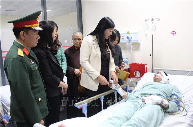 Chủ tịch Ủy ban MTTQ Việt Nam thành phố Hà Nội Nguyễn Lan Hương mong nạn nhân sớm hồi phục sức khỏe. 