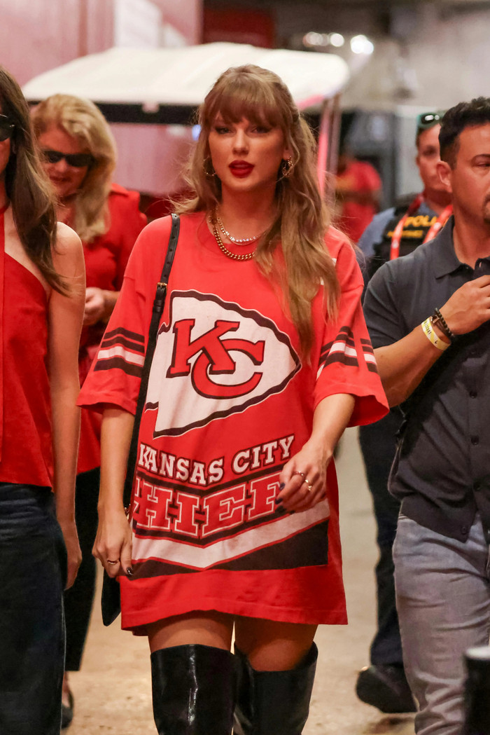 Taylor Swift luôn được biết đến với gu trang điểm đặc trưng, đôi môi đỏ quyến rũ và đường kẻ mắt cánh sắc sảo.