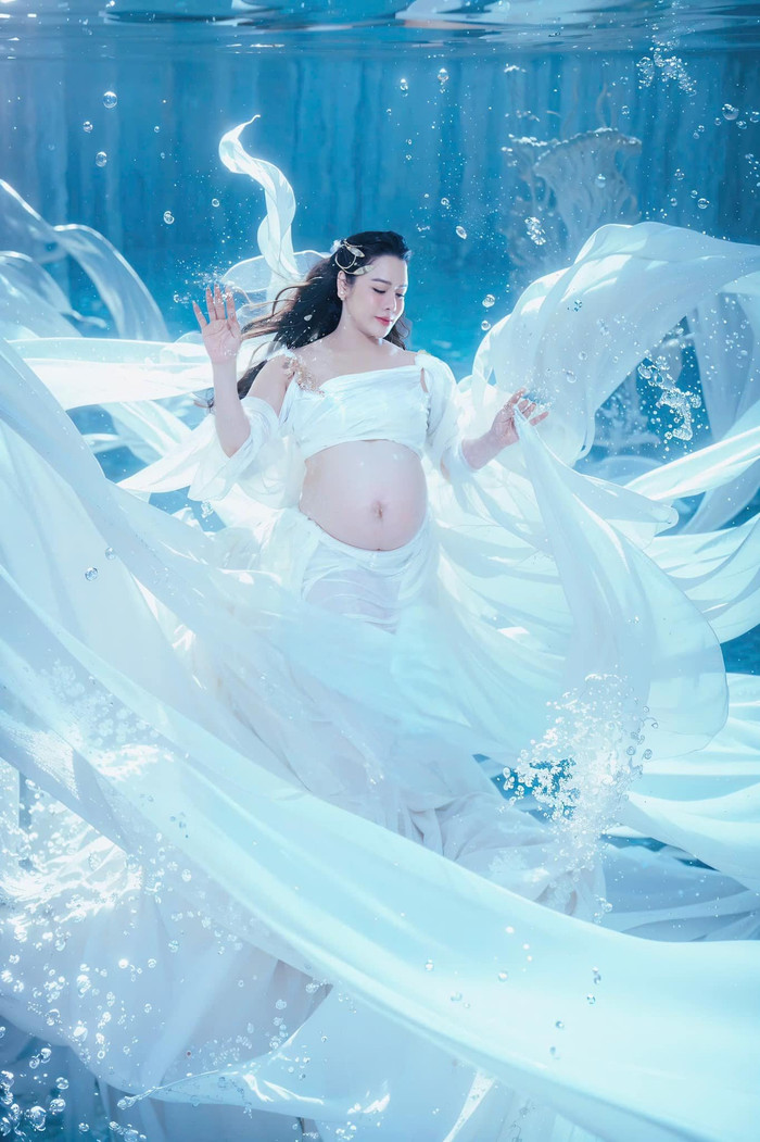 Nhật Kim Anh nói rằng cô thực hiện bộ ảnh bầu này khi mang thai tháng thứ 7. Ảnh: FBNV