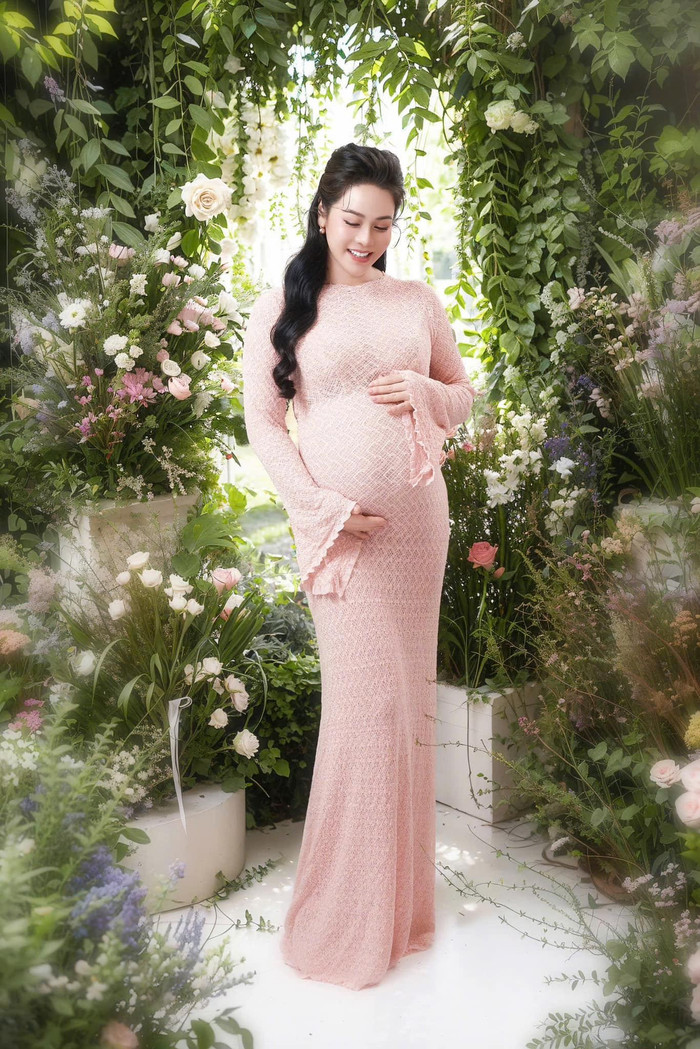 Nhật Kim Anh thực hiện bộ ảnh với không gian ngập tràn hoa lá đầy thơ mộng. Ảnh: FBNV