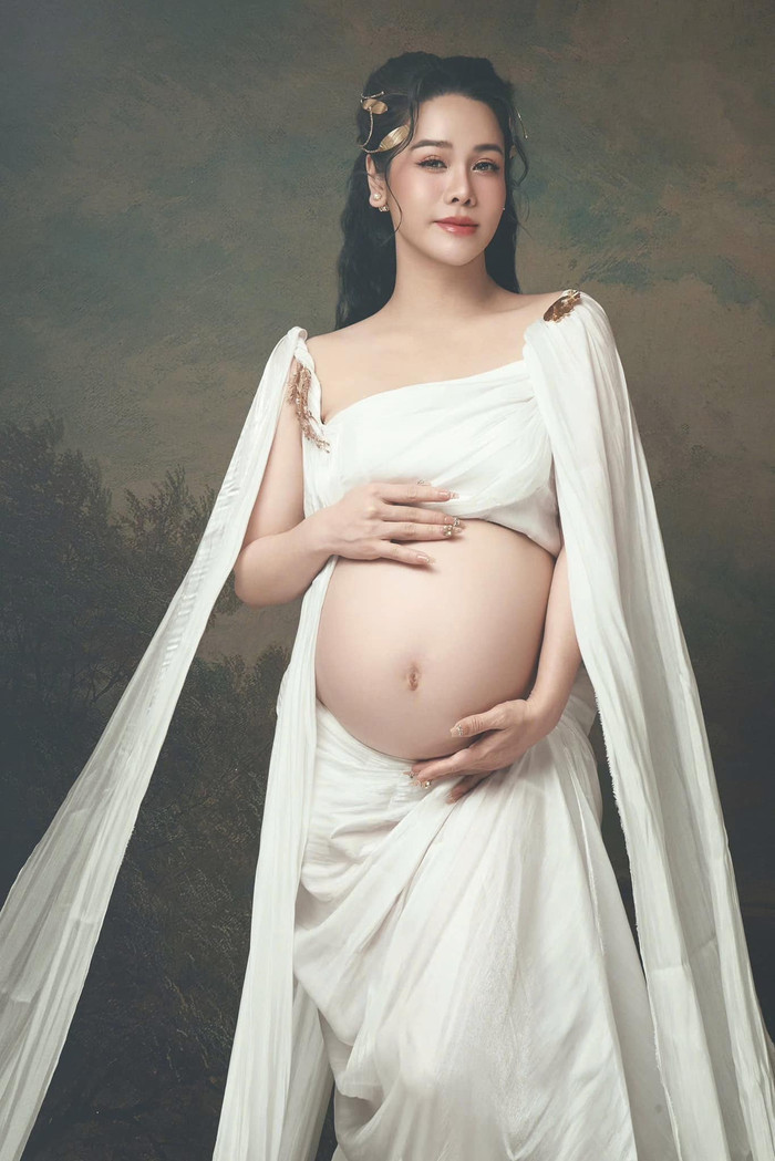 Nhật Kim Anh đẹp ngẩn ngơ với bộ ảnh bầu thứ hai. Ảnh: FBNV