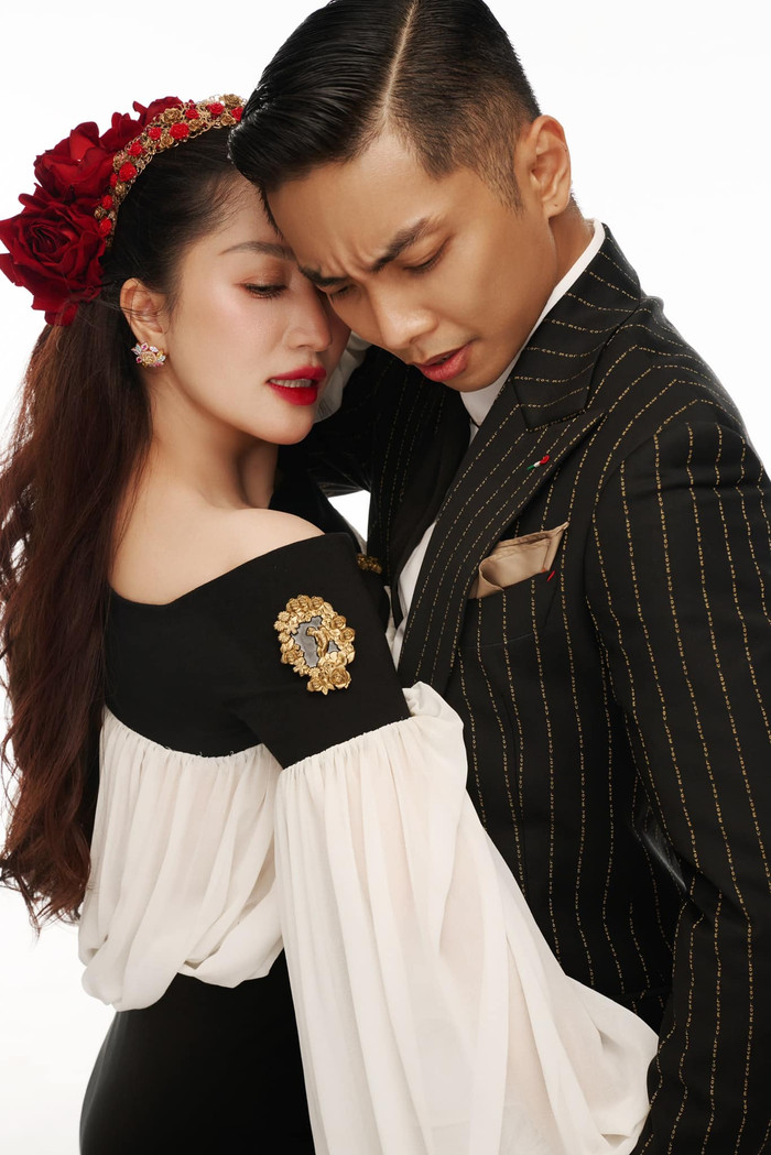 Khánh Thi - Phan Hiển 'tình bể bình' trong tấm hình chụp kỉ niệm 2 năm ngày cưới. Ảnh: FBNV