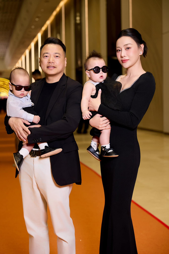 Phương Oanh và Shark Bình xuất hiện trên thảm đỏ cùng 2 con.