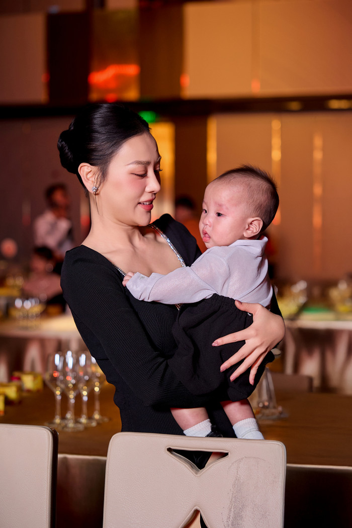Phương Oanh và con trai Jimmy 7 tháng tuổi.