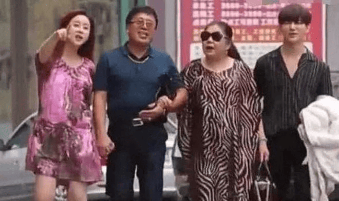 Cô từng gây tranh cãi khi có hành động nắm tay bố chồng trong lúc dạo phố cùng mẹ chồng và ông xã. Ảnh: Sưu tầm