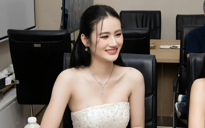 Phản ứng của khán giả khi Hoa hậu Ý Nhi nâng ngực Ảnh 2