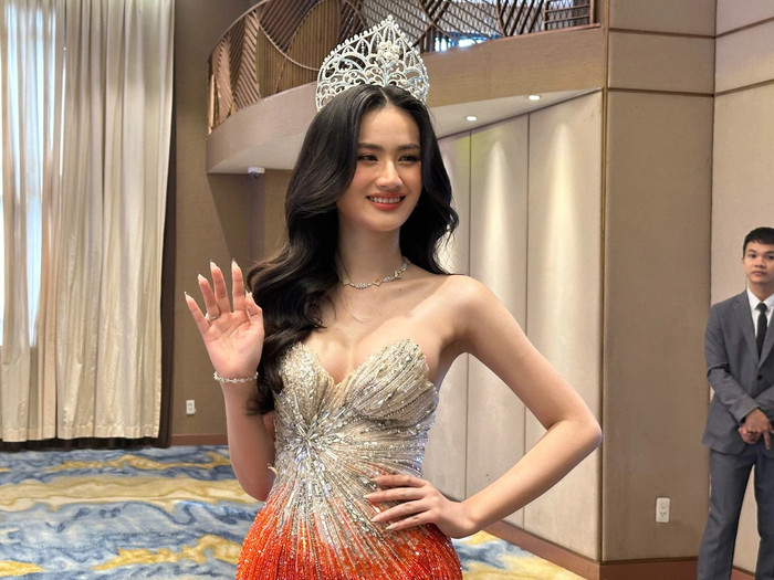Trên các diễn đàn nhan sắc, khán giả thảo luận sôi nổi vẻ ngoài của Hoa hậu Ý Nhi sau khi trải qua nhiều cuộc phẫu thuật ngũ quan và hình thể.