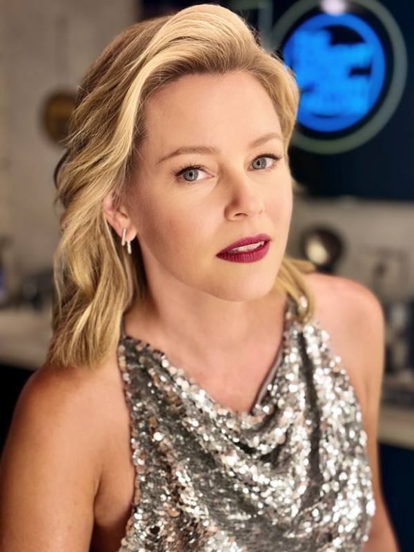 Elizabeth Banks có sở thích uống trà đen mỗi sáng.