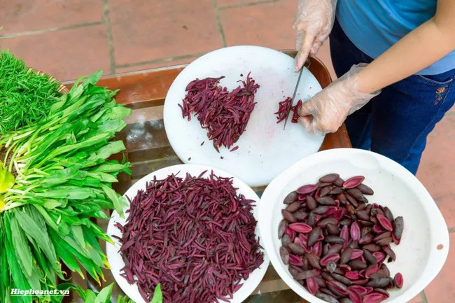 Trám đen được tách hạt, thái nhỏ.