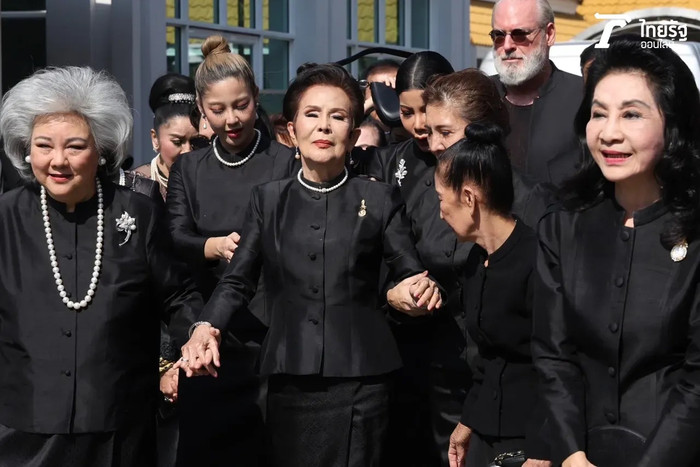 Bà Petchara Chaowarat đau đớn trong ngày đưa tiễn chồng về nơi an nghỉ cuối cùng.