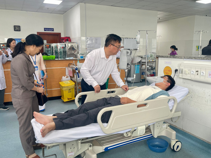 Ban lãnh đạo đến thăm hỏi nạn nhân trong vụ việc trên. Ảnh: Người lao động.