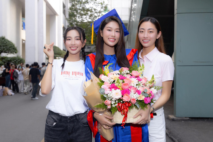 Thuỳ Tiên, Lương Thuỳ Linh cũng qua trường để chúc mừng Thiên Ân tốt nghiệp. Ảnh: FBNV