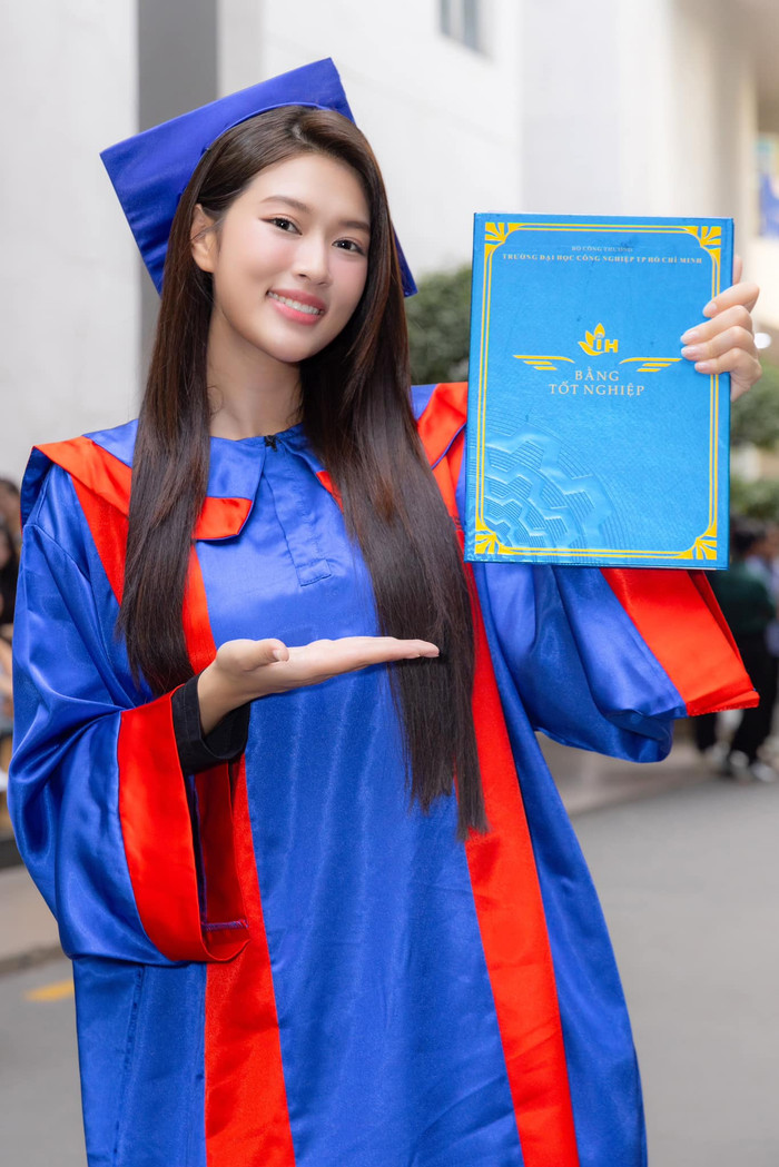 Hoa hậu Thiên Ân vui mừng cầm bằng tốt nghiệp trên tay. Ảnh: FBNV