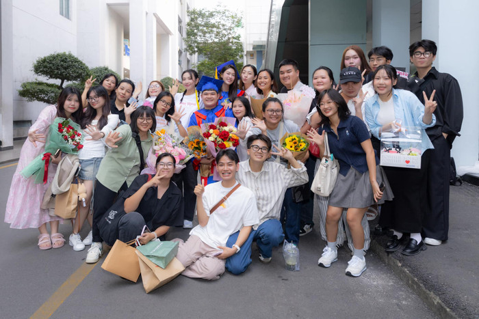 Nhiều bạn bè thân thiết đã đến chúc mừng Hoa hậu Thiên Ân. Ảnh: FBNV