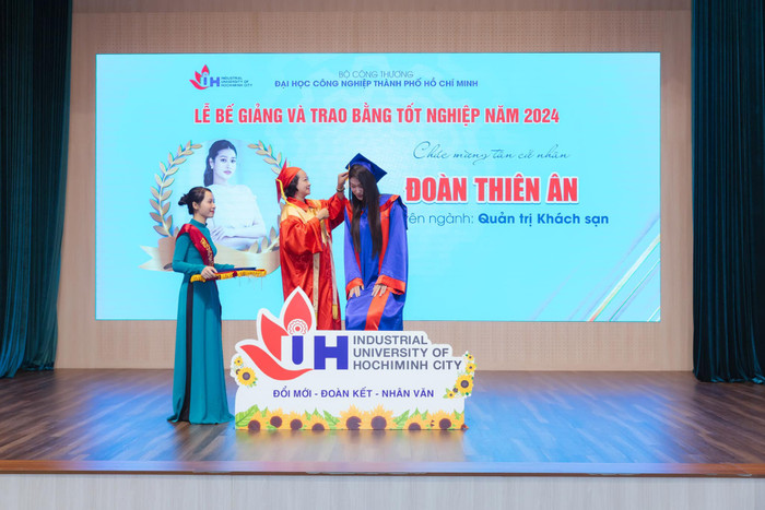 Hoa hậu Thiên Ân được thầy cô trao bằng tốt nghiệp. Ảnh: FBNV