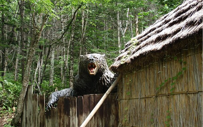 Nghe tiếng chó sủa rạng sáng, người phụ nữ mở cửa kiểm tra thì bất ngờ bị gấu dữ lao vào tấn công Ảnh 2