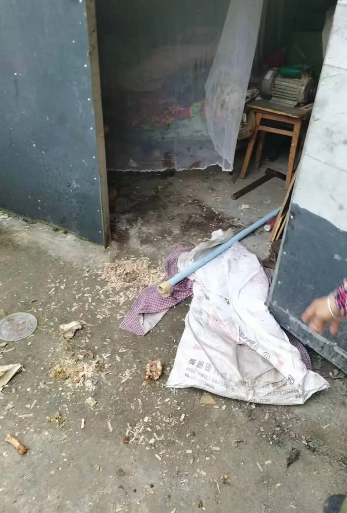 Hiện trường nơi phát hiện ra 2 nạn nhân vô cùng hỗn loạn với nhiều vệt máu lớn. Ảnh: Sohu.