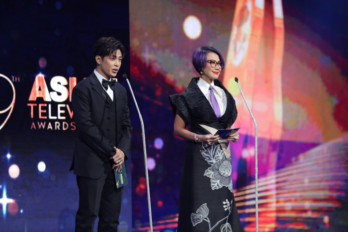 Gin Tuấn Kiệt 'bắn' tiếng Anh như gió bên người phụ nữ quyền lực của làng giải trí Indonesia.