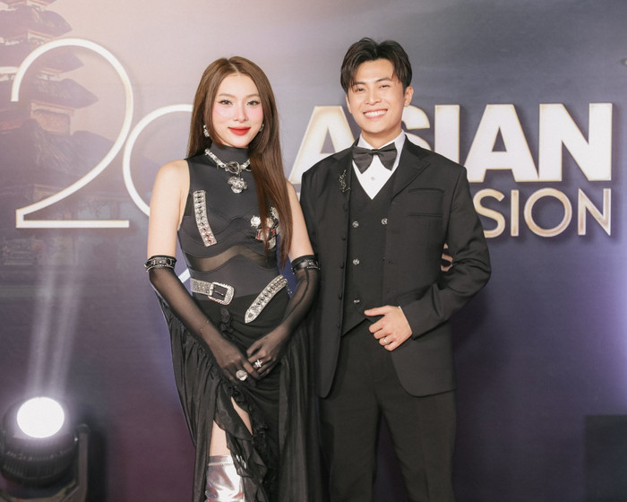 Gin Tuấn Kiệt sánh đôi ca sĩ Mỹ Mỹ trên thảm đỏ sự kiện quốc tế.