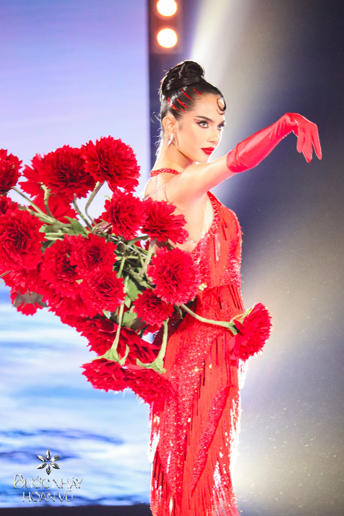 Emma Lê - mỹ nhân lai Tây đang dần tạo nên những dấu ấn rõ nét tại chương trình đình đám Bước Nhảy Hoàn Vũ 2024. Bên cạnh khả năng vũ đạo mượt mà, nhan sắc xinh đẹp chẳng kém cạnh các người đẹp Latinh, gu thời trang phóng khoáng của Emma Lê còn được công chúng hết lời ngợi khen.