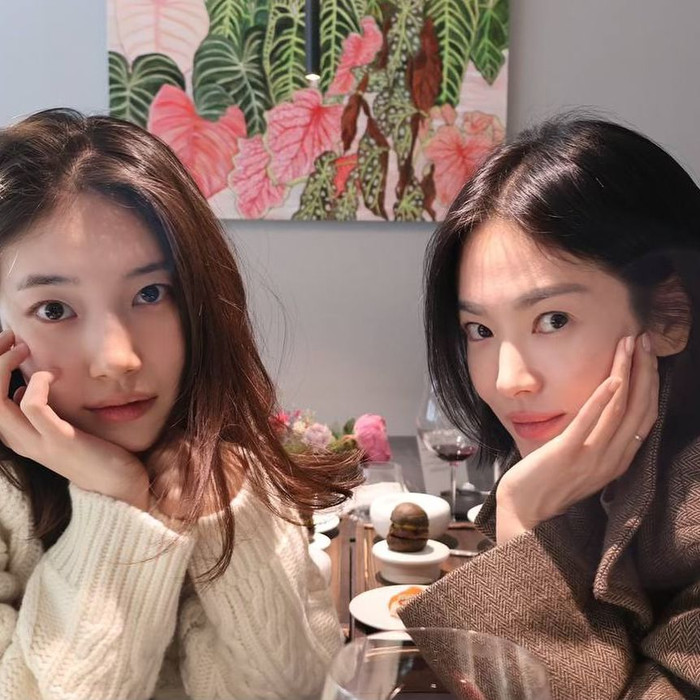 Song Hye Kyo và Suzy thoải mái 'đọ sắc' khi đi ăn riêng. Ảnh: Instagram skuukzky
