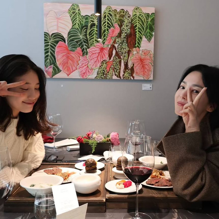 Song Hye Kyo và Suzy đã có khoảng thời gian hẹn hò đầy ngọt ngào giữa lịch trình công việc bận rộn. Ảnh: Instagram skuukzky