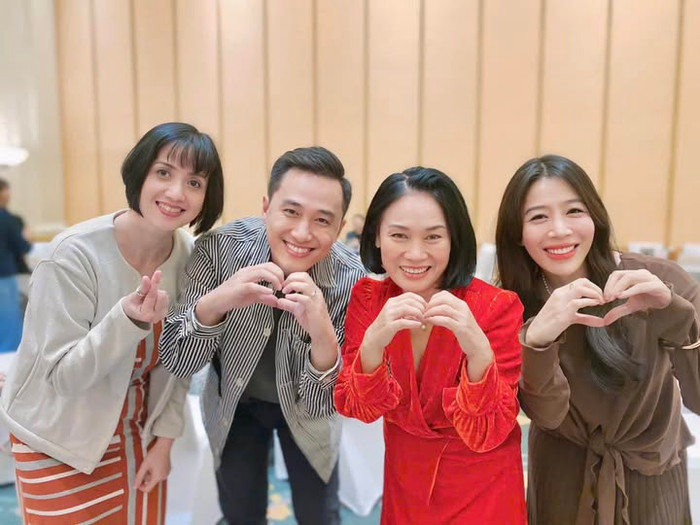 Nhà báo Tạ Bích Loan hội ngộ cùng các MC Đường lên đỉnh Olympia trong một khung hình. (Ảnh FBNV)